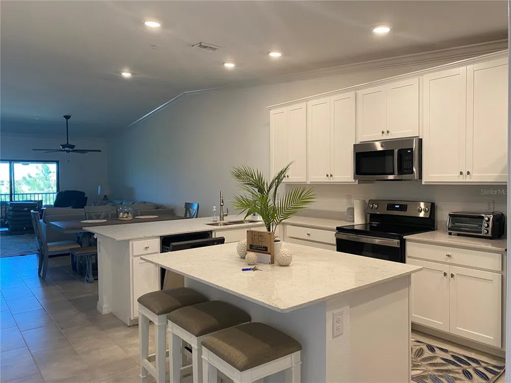 5664 PALMER CIRCLE #202 Bradenton, FL 34211