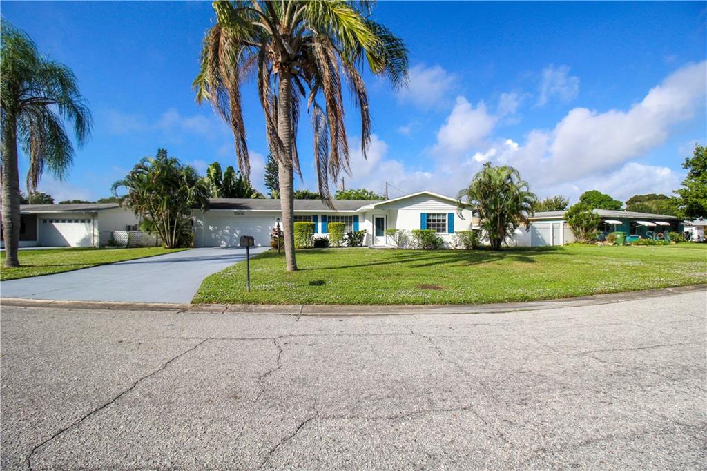 2806 TAUNTON DRIVE W Bradenton, FL 34205