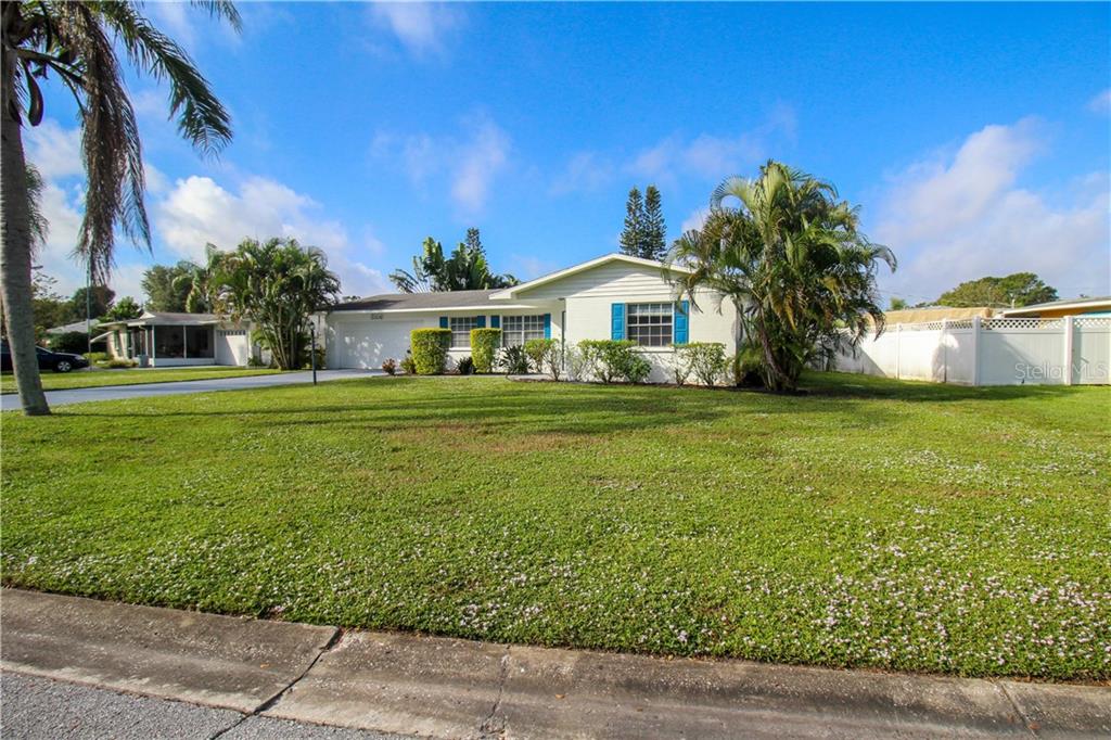 2806 TAUNTON DRIVE W Bradenton, FL 34205