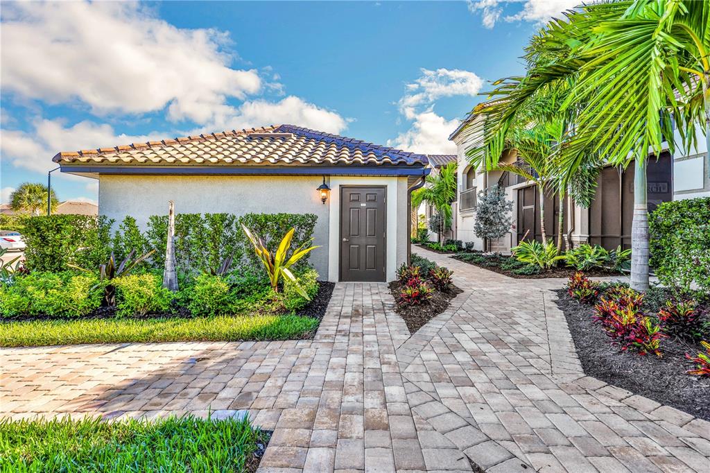 5634 PALMER CIRCLE #203 Bradenton, FL 34211