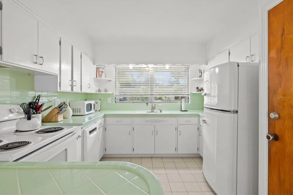 2473 DAVIS BOULEVARD Sarasota, FL 34237