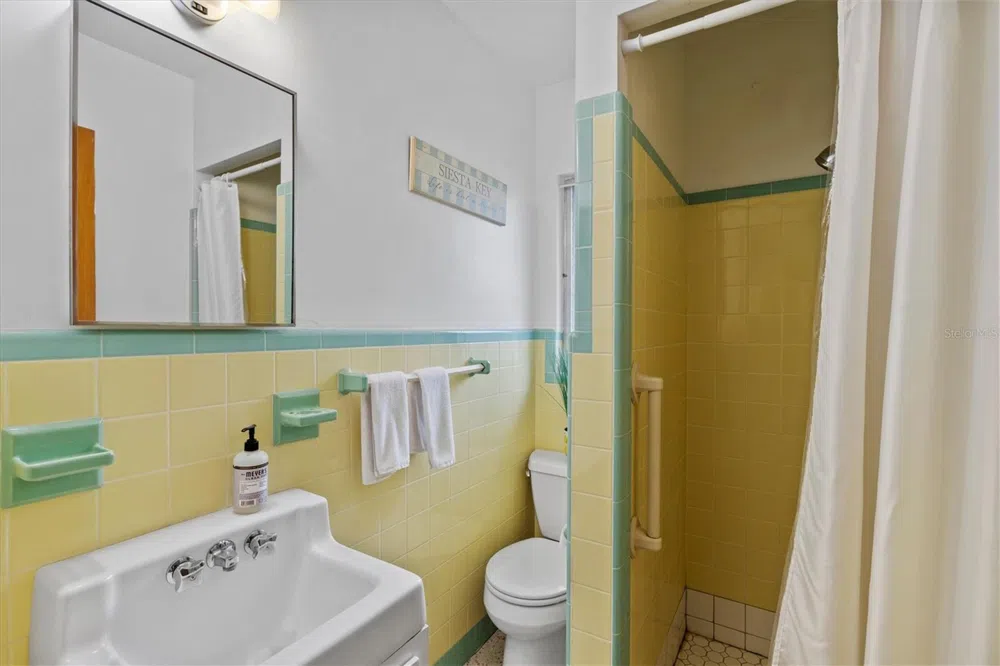 2473 DAVIS BOULEVARD Sarasota, FL 34237