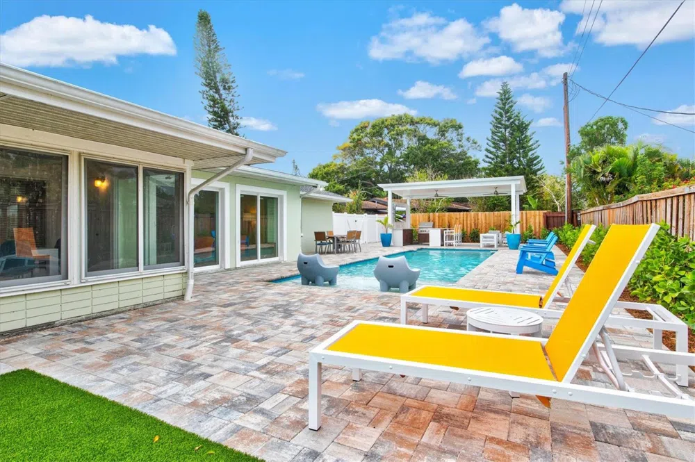 2473 DAVIS BOULEVARD Sarasota, FL 34237