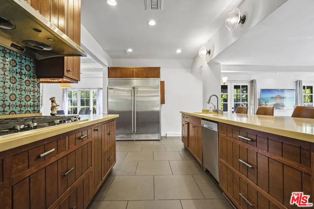 23057 SYLVAN STREET Woodland Hills, CA 91367