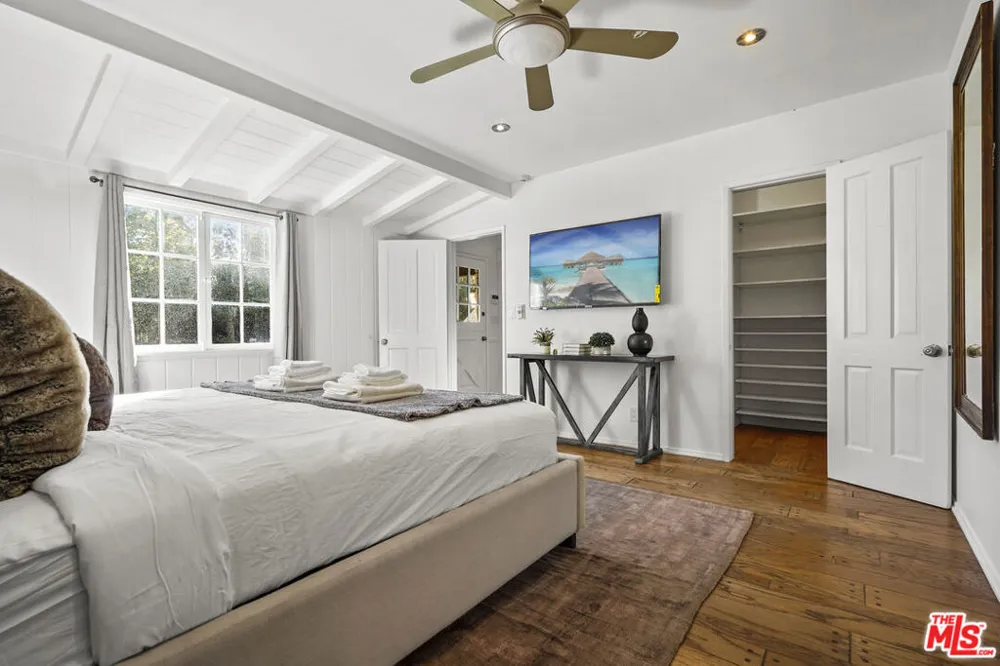 23057 SYLVAN STREET Woodland Hills, CA 91367