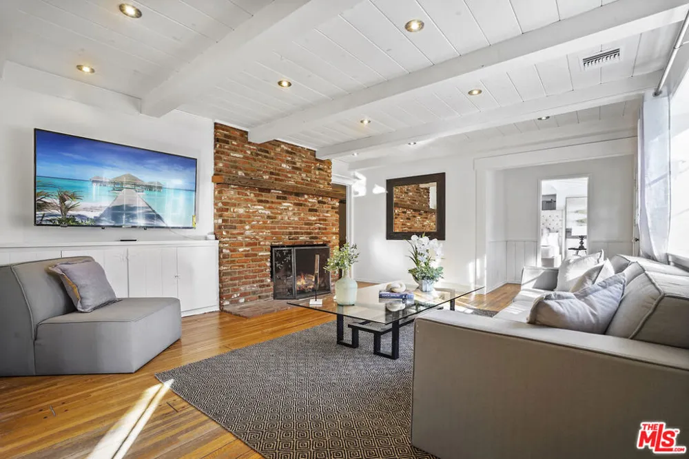 23057 SYLVAN STREET Woodland Hills, CA 91367