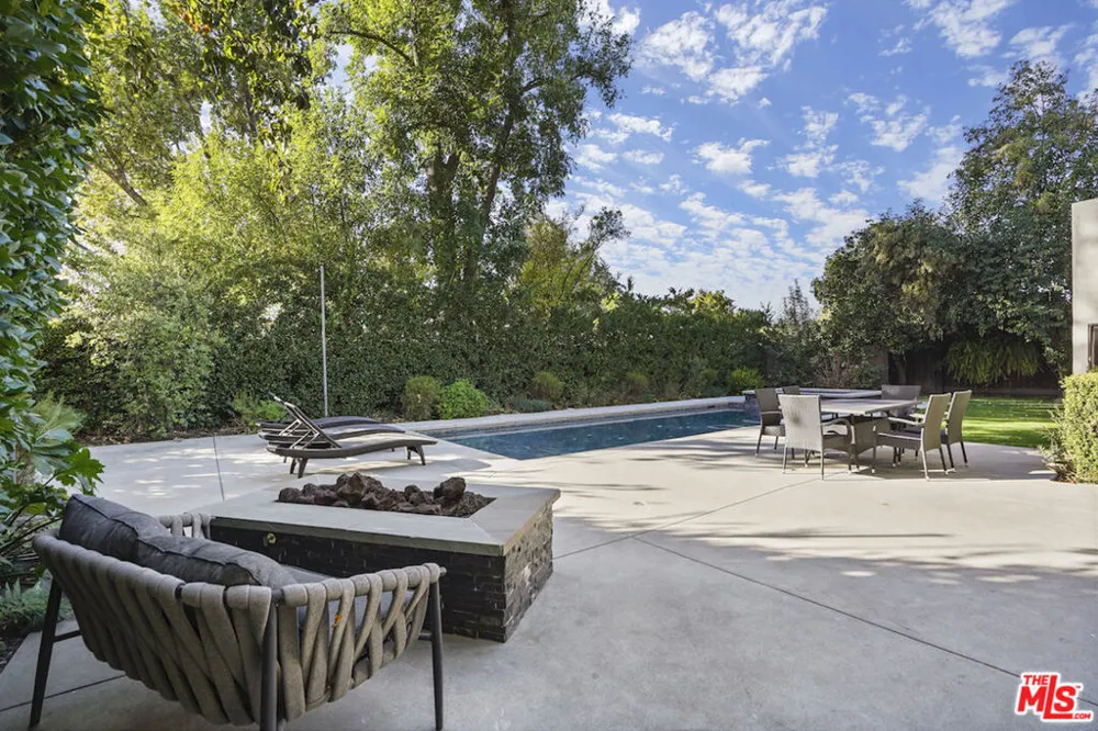 23057 SYLVAN STREET Woodland Hills, CA 91367