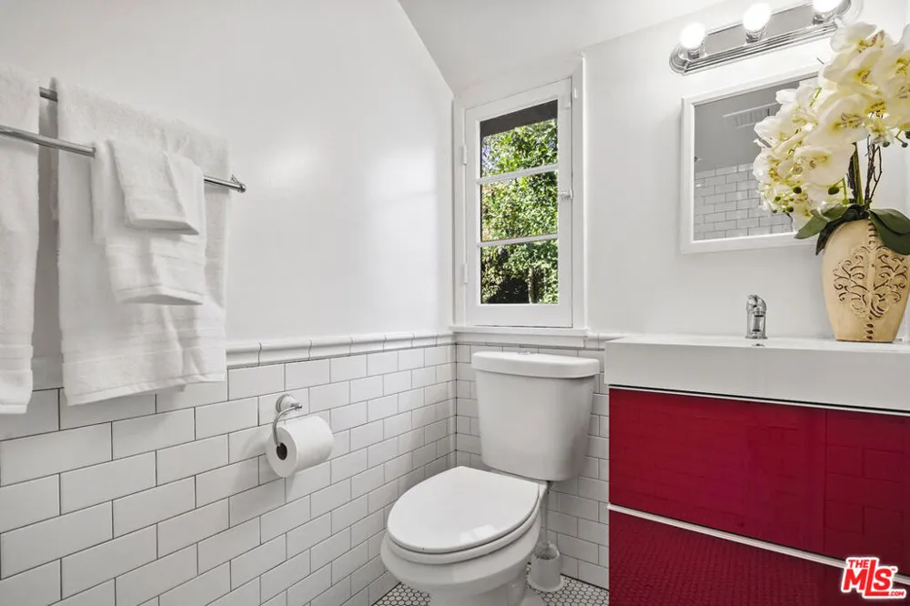 23057 SYLVAN STREET Woodland Hills, CA 91367