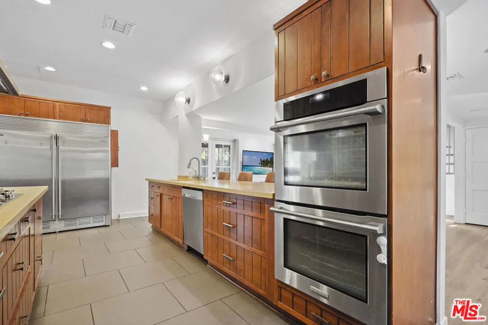 23057 SYLVAN STREET Woodland Hills, CA 91367