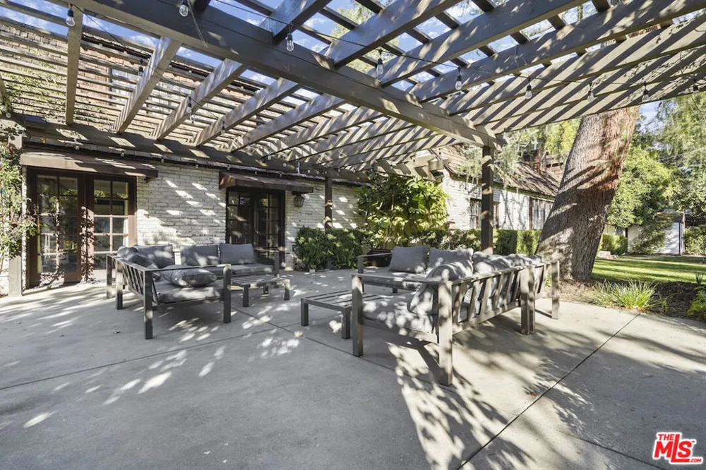23057 SYLVAN STREET Woodland Hills, CA 91367