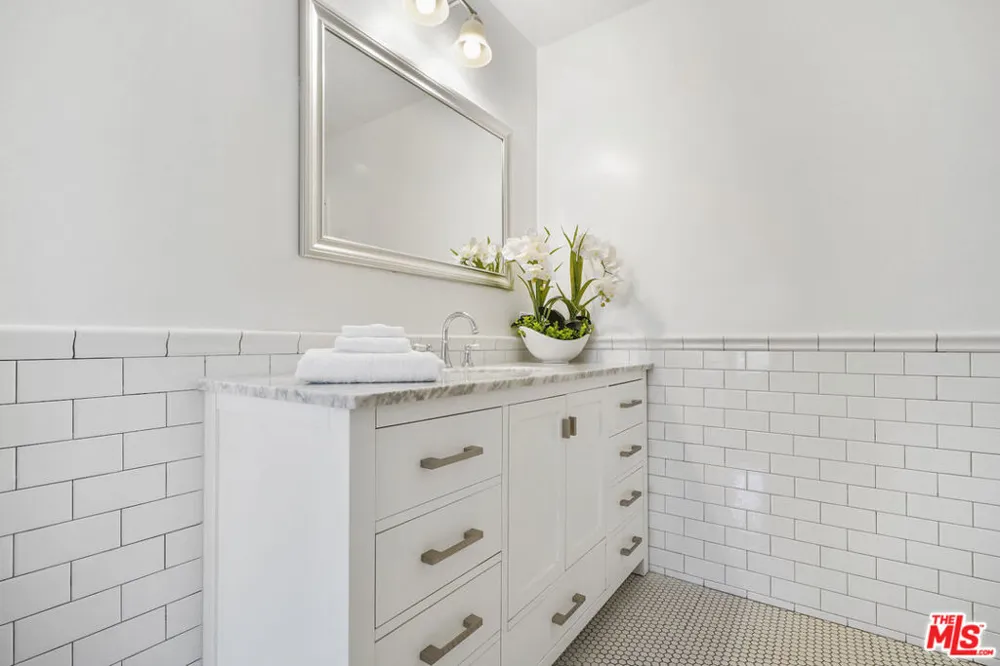23057 SYLVAN STREET Woodland Hills, CA 91367