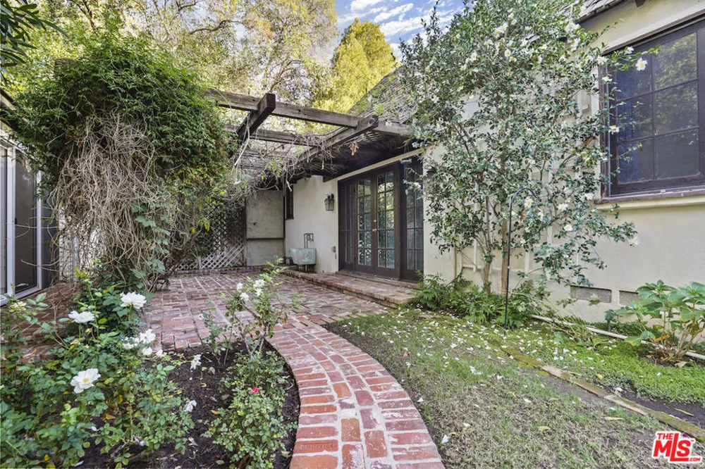 23057 SYLVAN STREET Woodland Hills, CA 91367