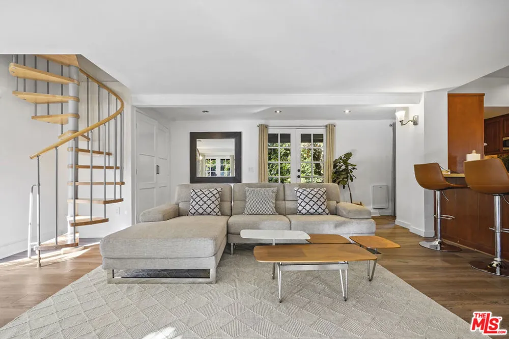 23057 SYLVAN STREET Woodland Hills, CA 91367
