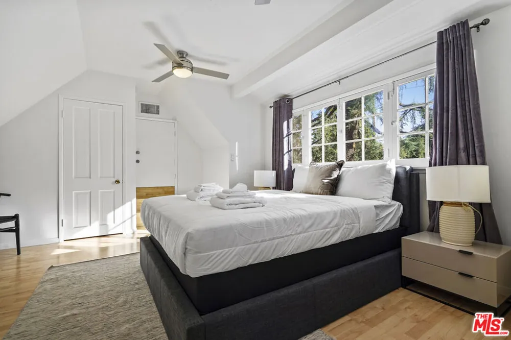 23057 SYLVAN STREET Woodland Hills, CA 91367