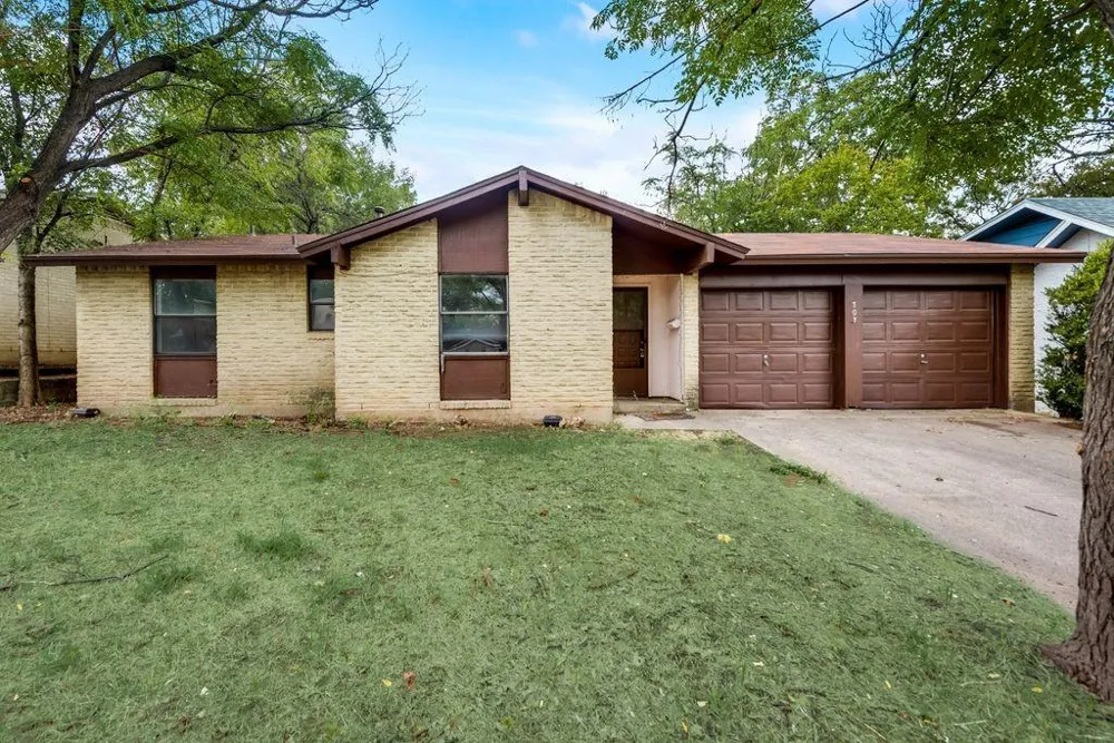 703 Johns Drive Euless, TX 76039