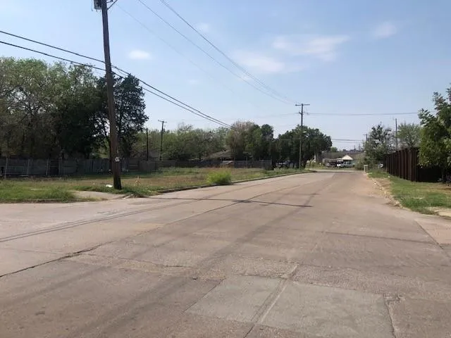 537 Dallas Grand Prairie, TX 75051