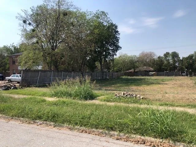 537 Dallas Grand Prairie, TX 75051
