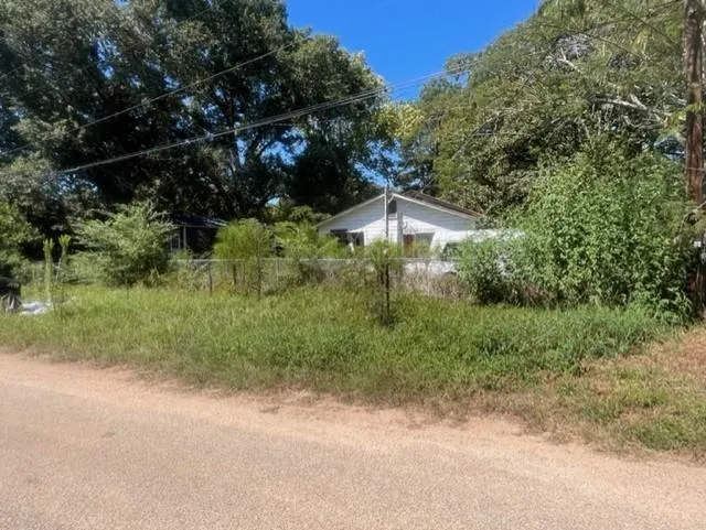 1304 S Railroad Avenue Shepherd, TX 77371