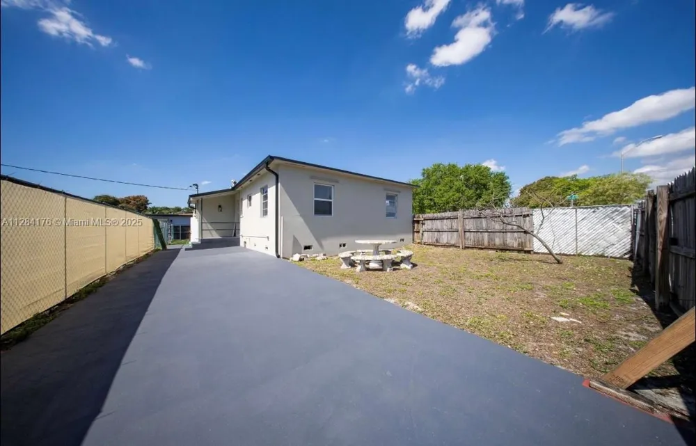782 E 37th St Hialeah, FL 33013