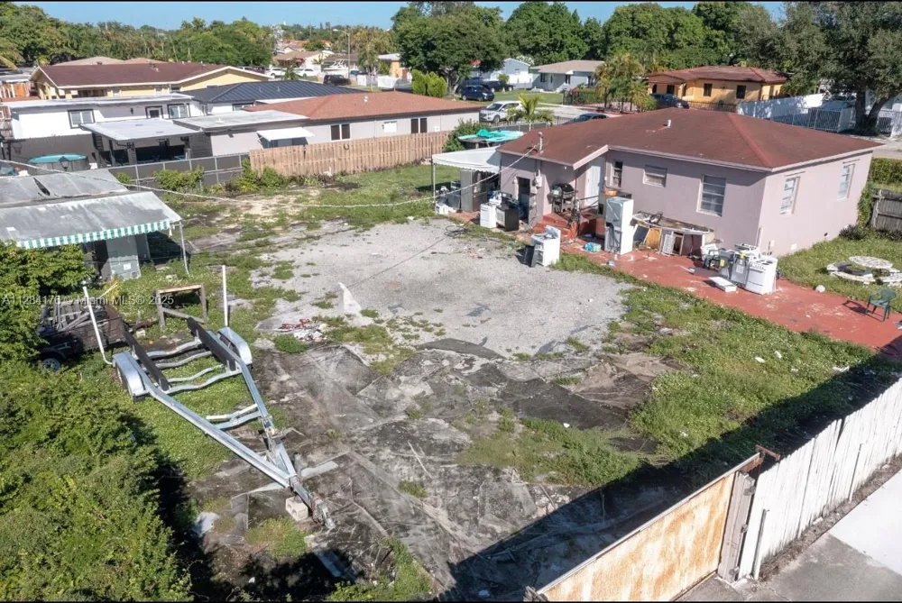 782 E 37th St Hialeah, FL 33013