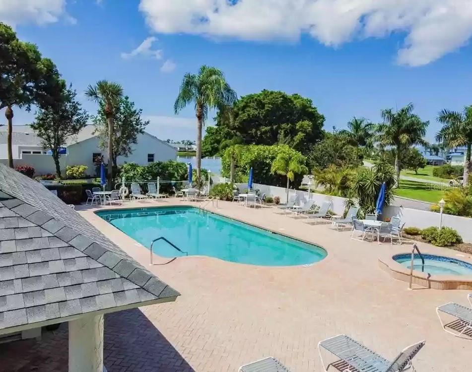 502 SANDERLING CIRCLE Bradenton, FL 34209
