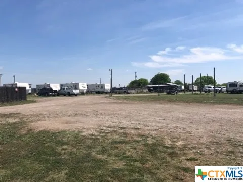 63 W County Road 4017 Road La Pryor, TX 78872