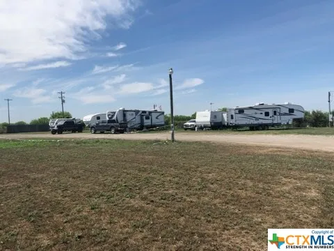 63 W County Road 4017 Road La Pryor, TX 78872
