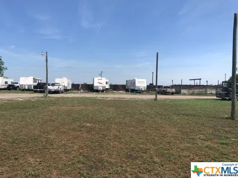 63 W County Road 4017 Road La Pryor, TX 78872
