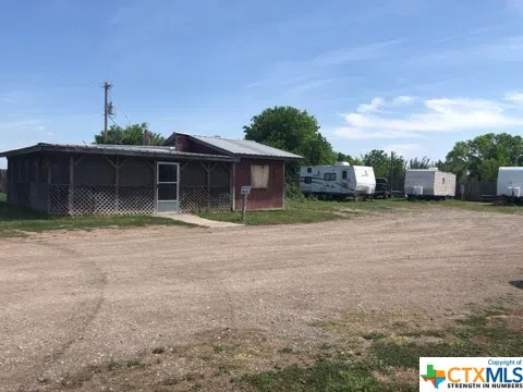 63 W County Road 4017 Road La Pryor, TX 78872