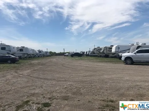 63 W County Road 4017 Road La Pryor, TX 78872
