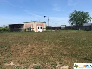 63 W County Road 4017 Road La Pryor, TX 78872