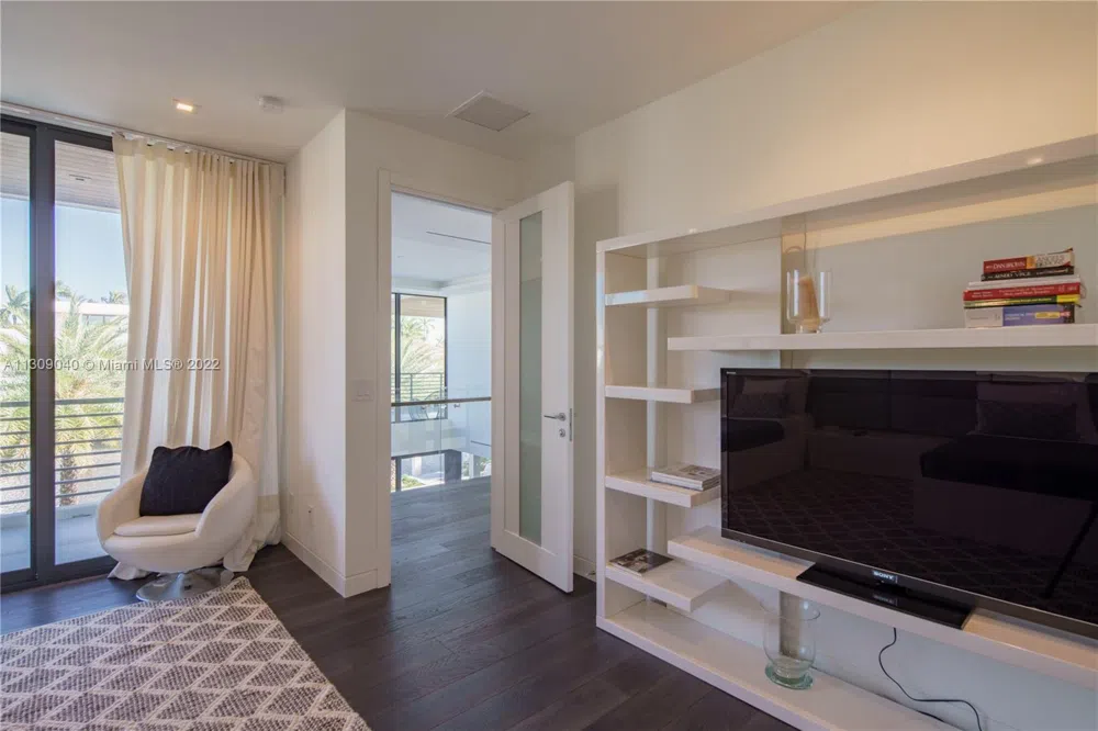 128 Fiesta Way Fort Lauderdale, FL 33301