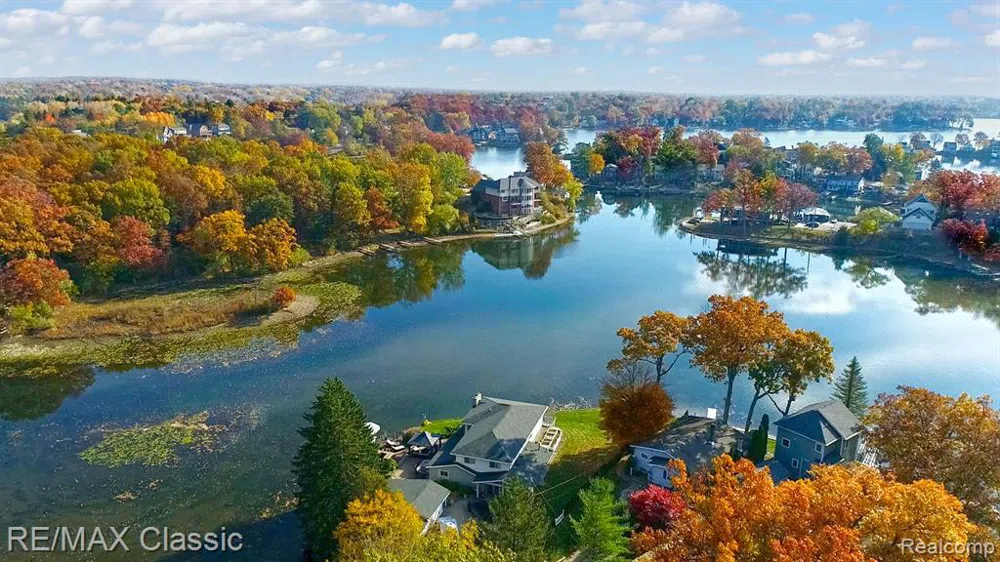512 FERNHURST COURT Orion Charter Township, MI 48362