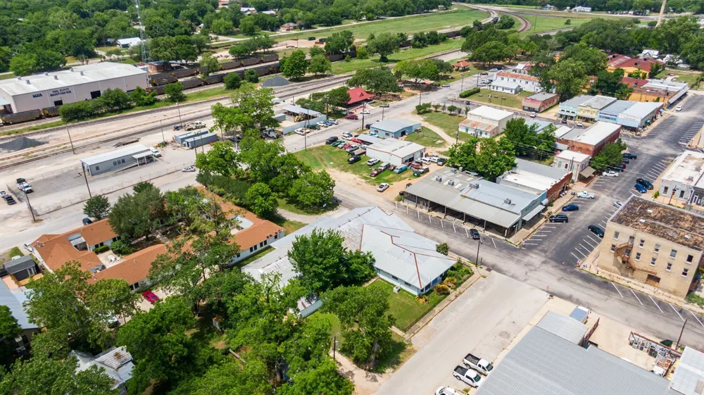 202 NE 2nd Street Smithville, TX 78957