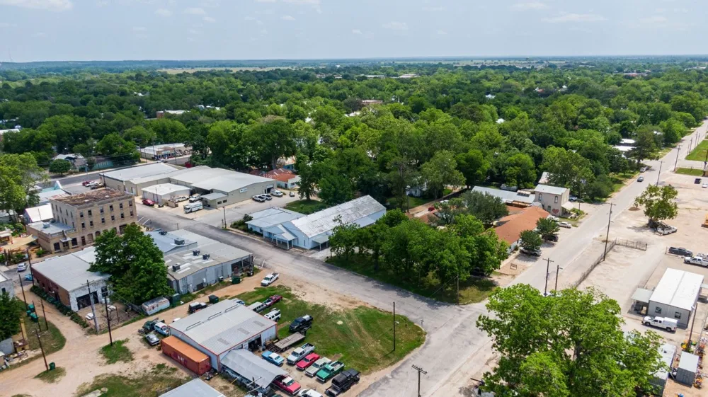 202 NE 2nd Street Smithville, TX 78957