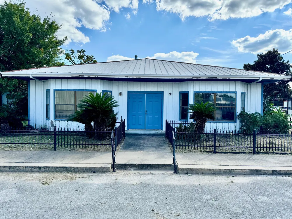 202 NE 2nd Street Smithville, TX 78957