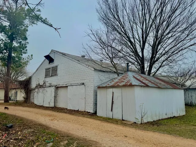 202 NE 2nd Street Smithville, TX 78957