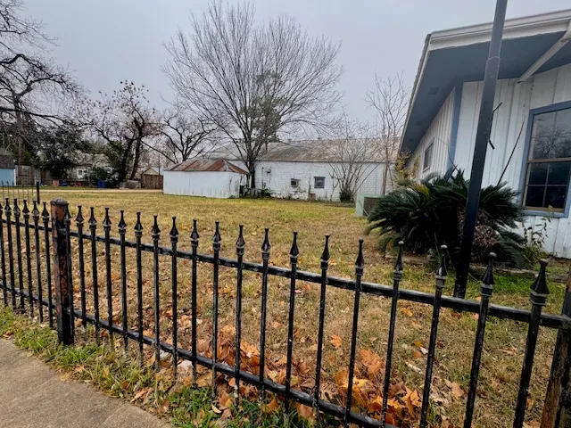 202 NE 2nd Street Smithville, TX 78957