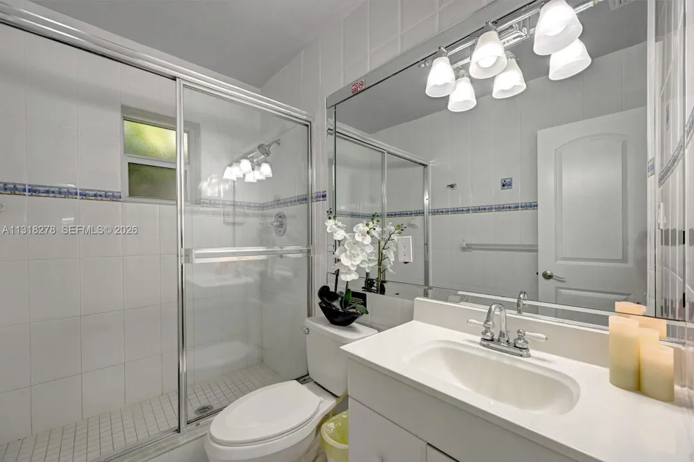 825 Harrison St Hollywood, FL 33019