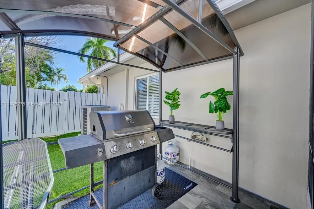 825 Harrison St Hollywood, FL 33019