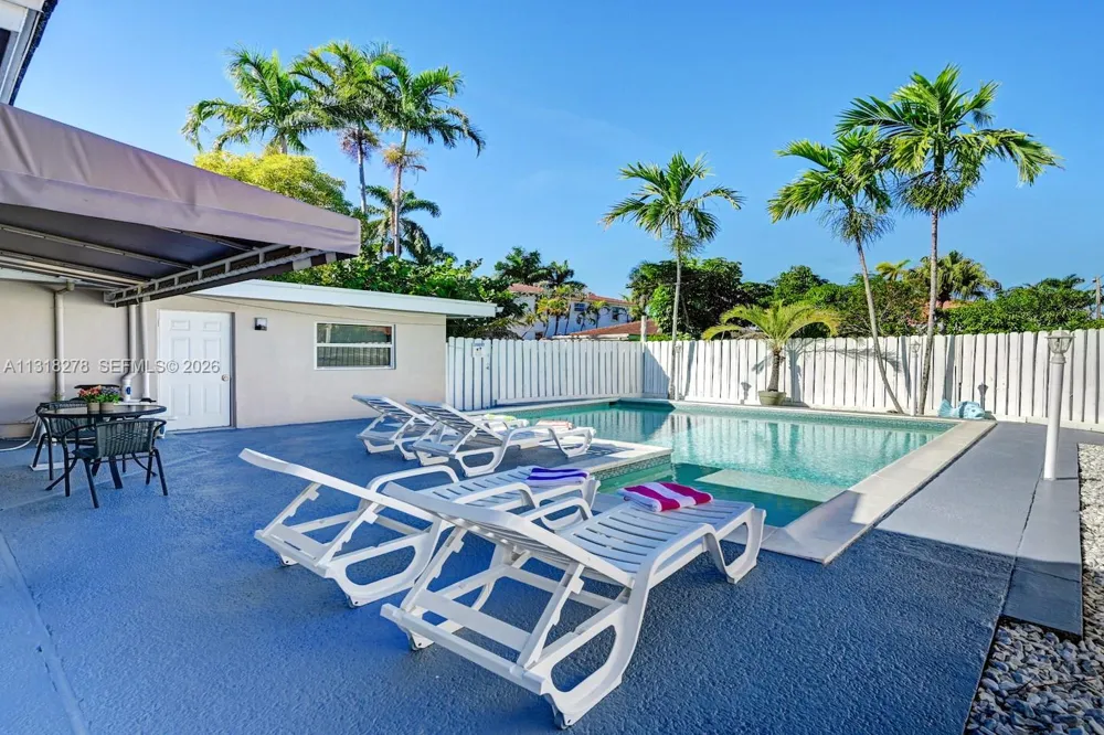 825 Harrison St Hollywood, FL 33019