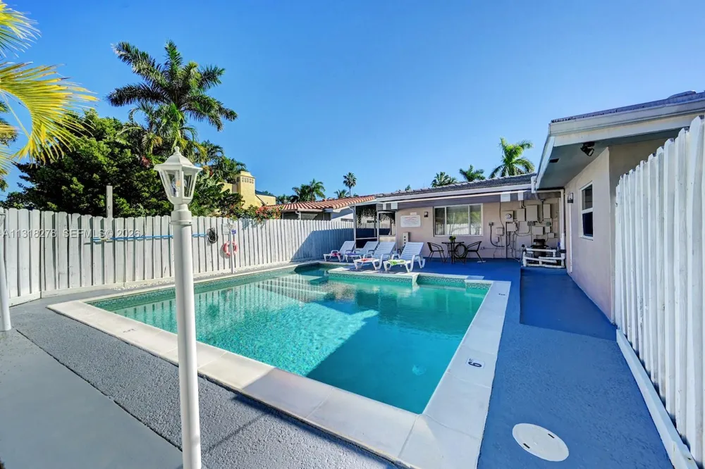 825 Harrison St Hollywood, FL 33019