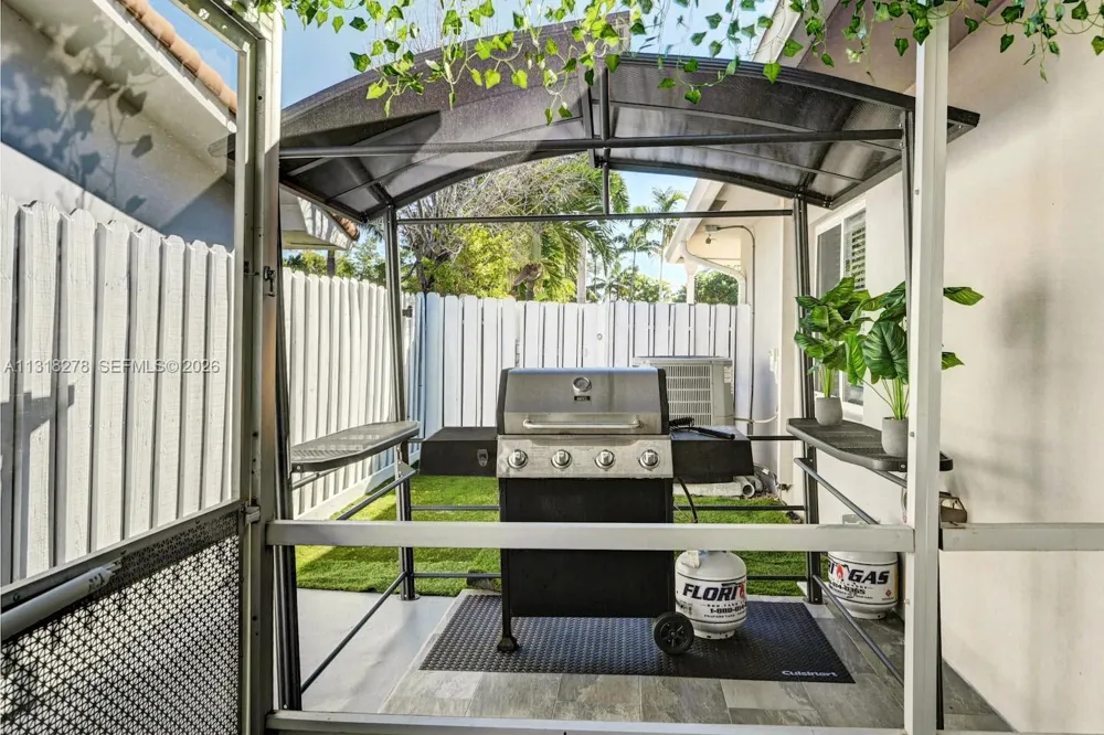 825 Harrison St Hollywood, FL 33019