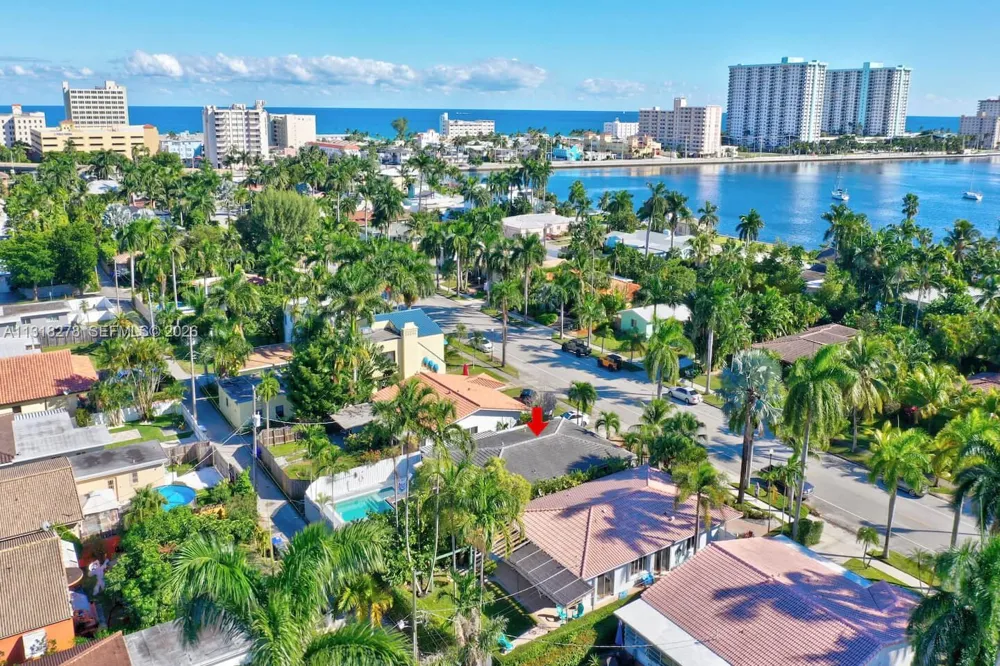 825 Harrison St Hollywood, FL 33019