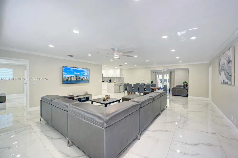 1307 Rodman St Hollywood, FL 33019