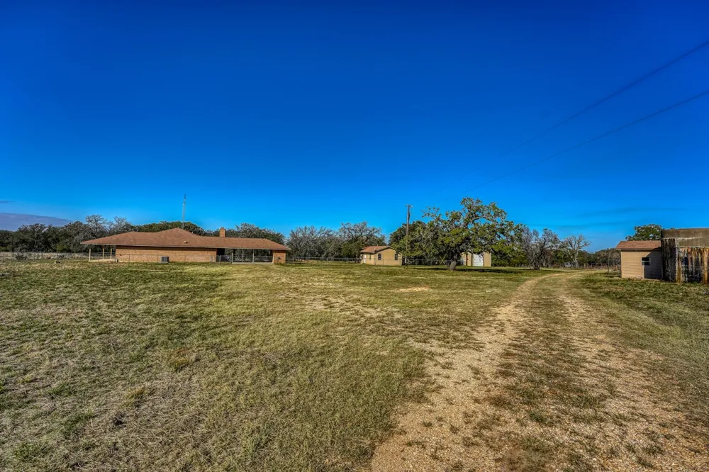 2334 CR 105 Lampasas, TX 76550