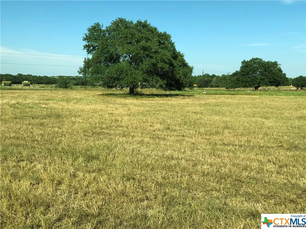 153 PVT 1671 Hallettsville, TX 77964