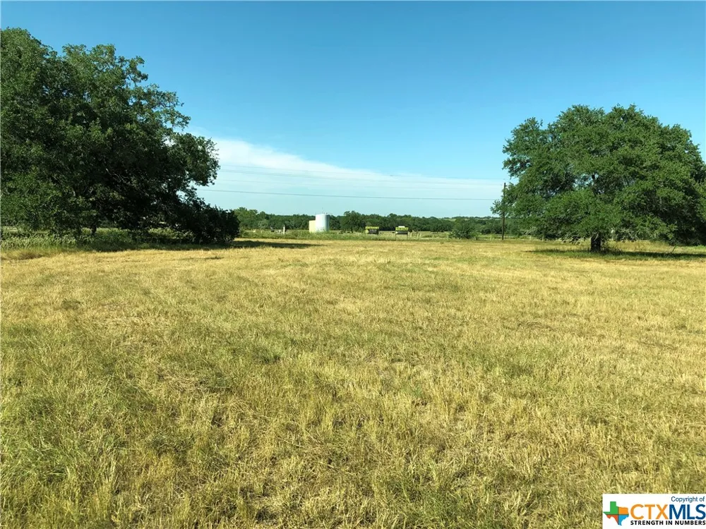153 PVT 1671 Hallettsville, TX 77964