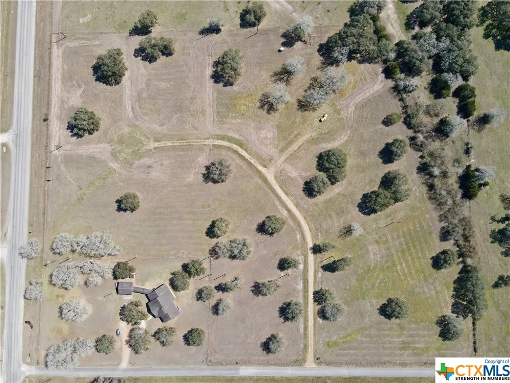 153 PVT 1671 Hallettsville, TX 77964