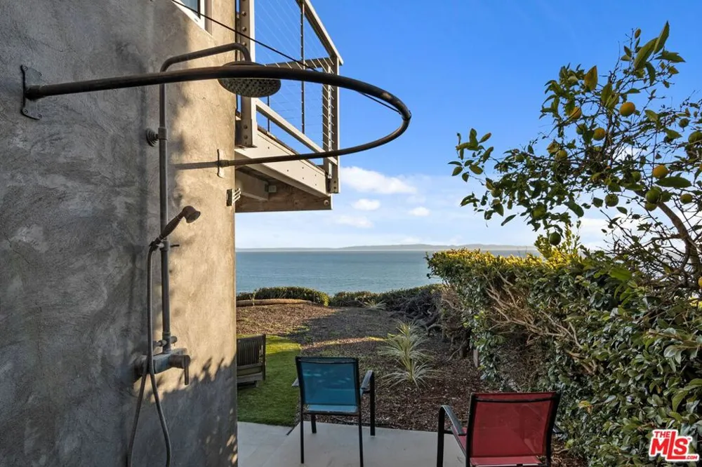 2011 Edgewater Way Santa Barbara, CA 93109